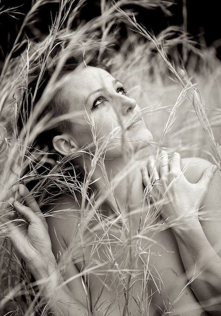 natural portrait photography   grass meadow woman portrait