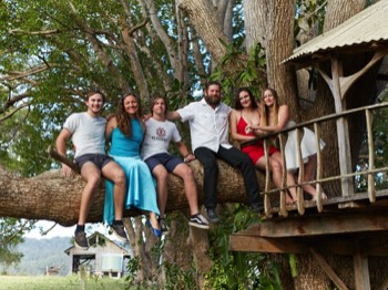 fun family treehouse photo   children and family portrait photography